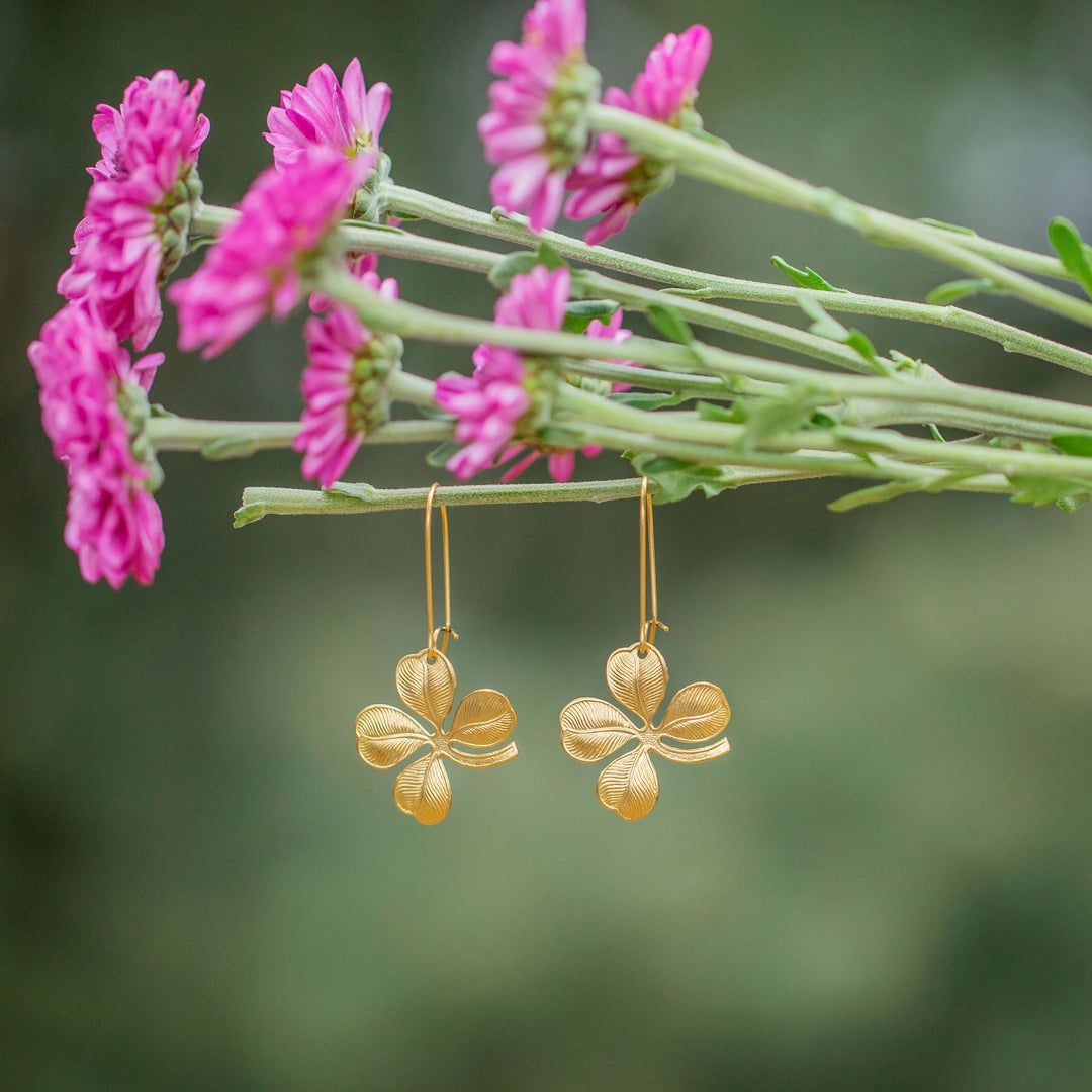 dainty gold lightweight 4 leaf clover earrings 