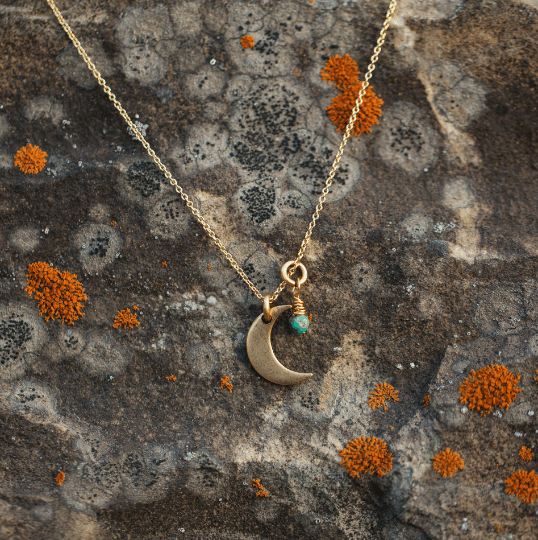 LUNA | Dainty Gold Crescent Moon Necklace